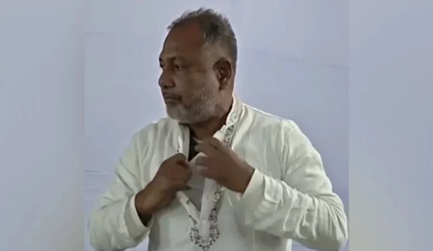 সারাদেশ পাঞ্জাবীর বোতাম খুলে বুলেটপ্রুফ জ্যাকেট দেখালেন বিএনপি প্রার্থী